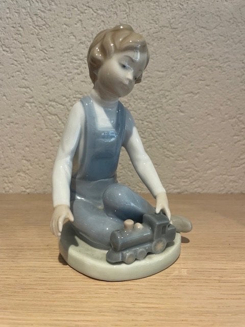 NAO by Lladro Beeldje van spelende jongen, Ophalen of Verzenden, Nieuw, Mens