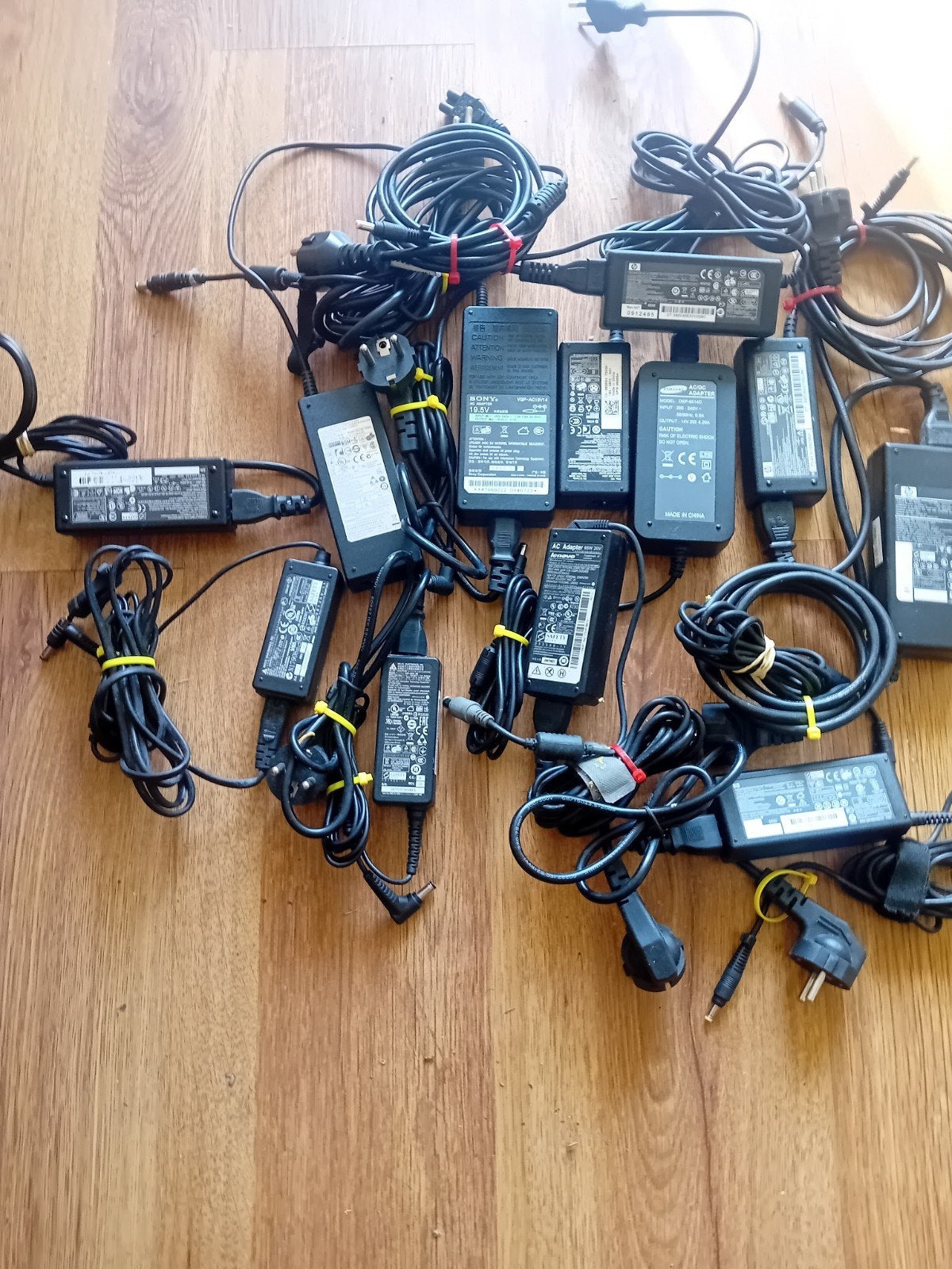 Partij diverse laptop opladers en adapters, Computers en Software, Ophalen of Verzenden, Gebruikt, Diverse merken (o.a. HP, Samsung, Sony)