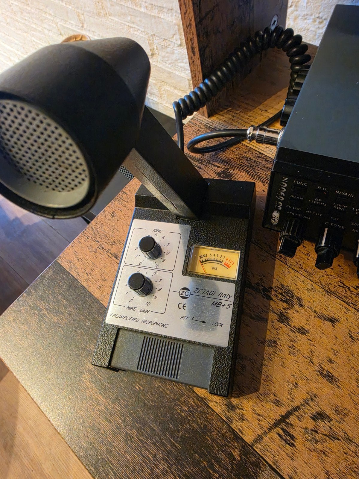 Te koop aangeboden: een Zetagi MB 5 Plus tafelmicrofoon, Ophalen of Verzenden, Zo goed als nieuw