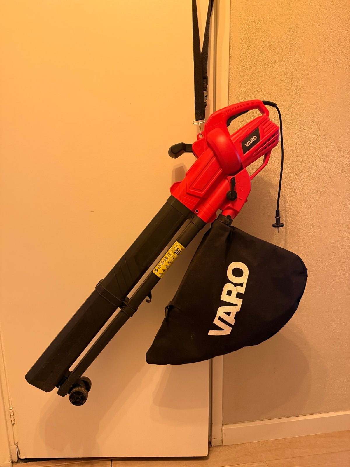 Varo Bladblazer met blaas- en zuigfunctie en opvangzak, Ophalen, Handgedragen, Zo goed als nieuw, Met opvangzak