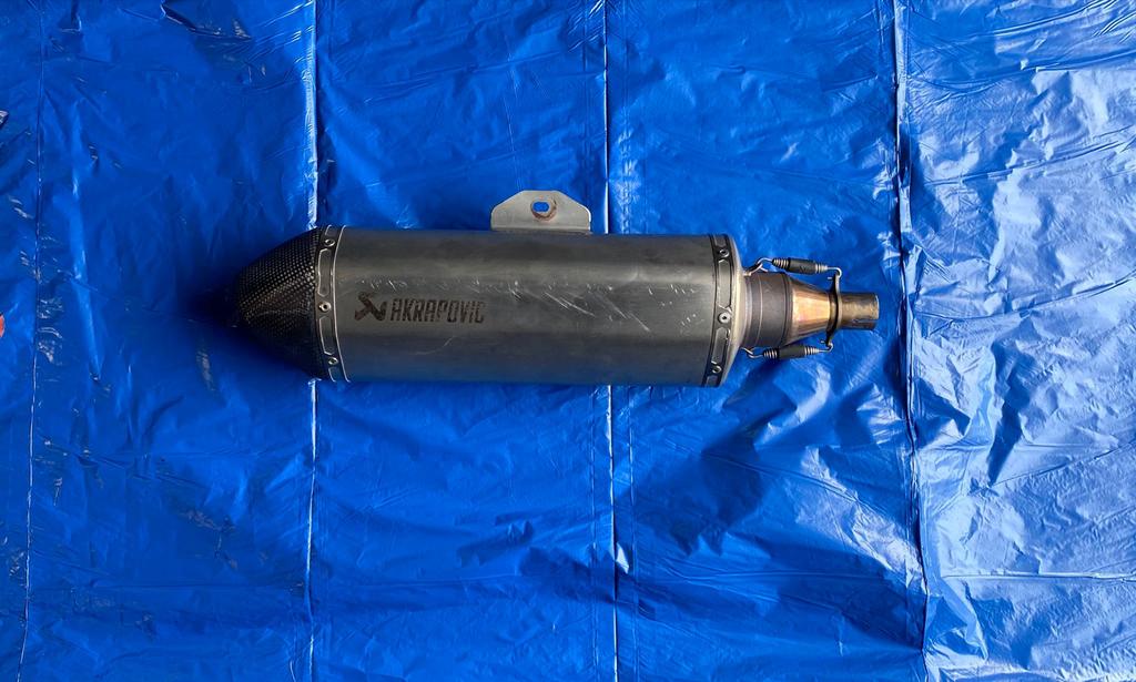 Akrapovic uitlaat voor Beverly 350/MP3 350 Titanium, Ophalen, Gebruikt
