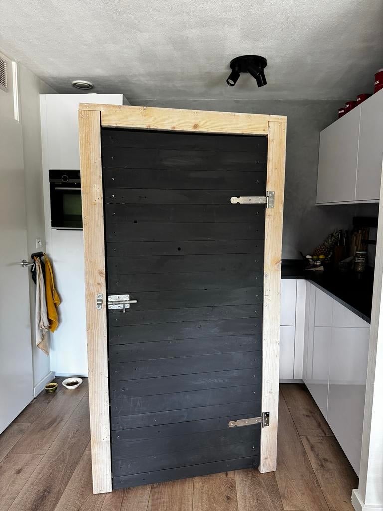 Handgemaakte steiger houten (kleding)kast met zwarte deur, Huis en Inrichting, Kasten | Kledingkasten, Zo goed als nieuw, 150 tot 200 cm
