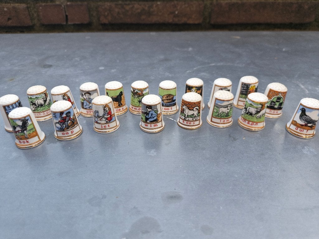 vingerhoedjes aap noot mies 19 stuks, Verzenden, Zo goed als nieuw, Porselein