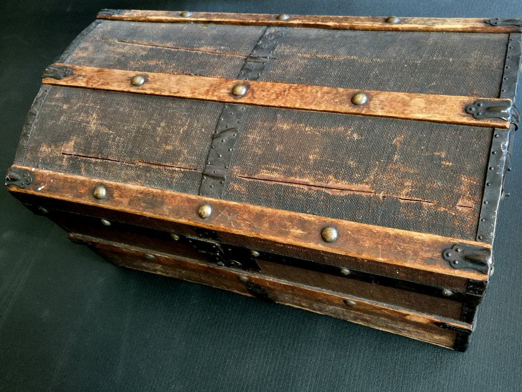 Oude houten kist met gebold deksel en robuust beslag, Ophalen, Minder dan 50 cm, Gebruikt, 50 tot 100 cm