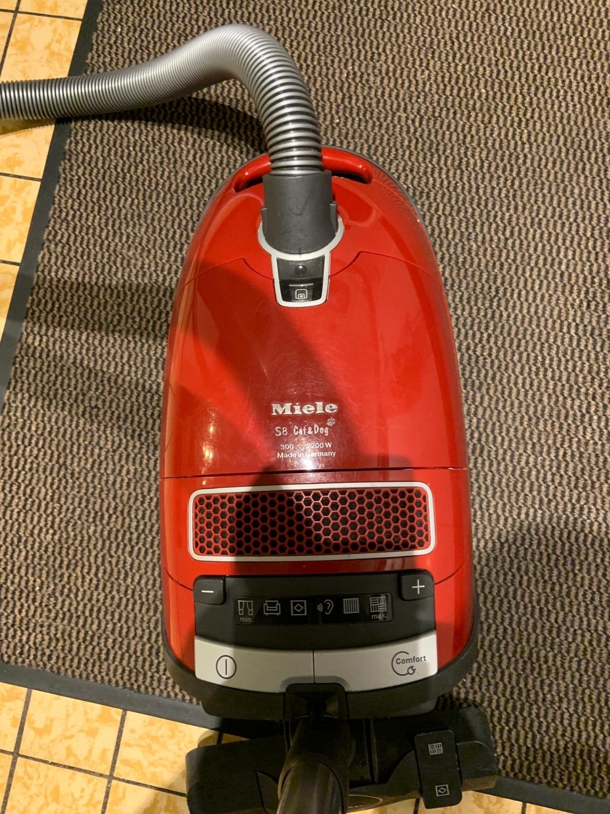 Miele S8 Cat & Dog Sledestofzuiger - Rood, 2200W, Witgoed en Apparatuur, Stofzuigers, Gebruikt, Ophalen of Verzenden, Miele, 2000 watt of meer