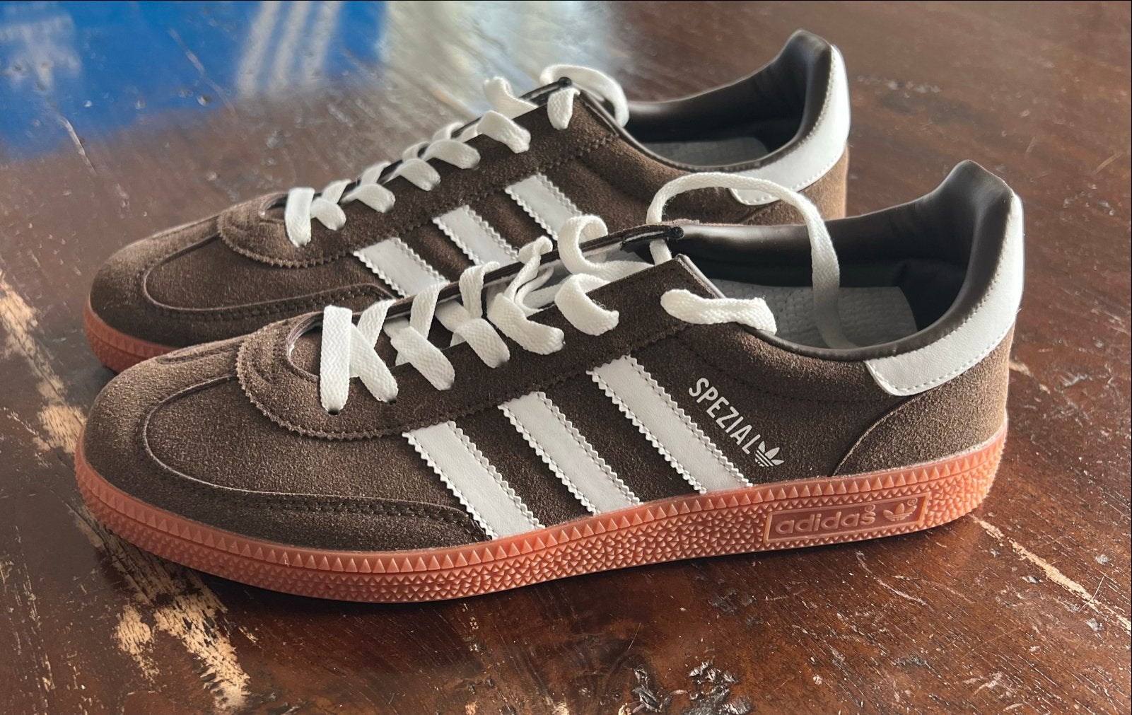Neppe Adidas Spezial sneakers - Bruin met witte strepen, Ophalen of Verzenden, Nieuw, Bruin, Sneakers of Gympen