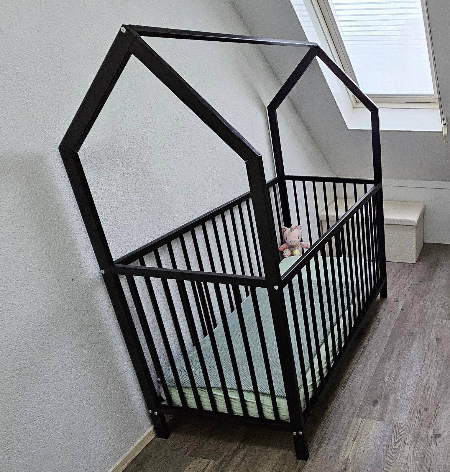 Zwart ledikant huisbedje voor baby/peuter, Ophalen, Zo goed als nieuw, Ledikant