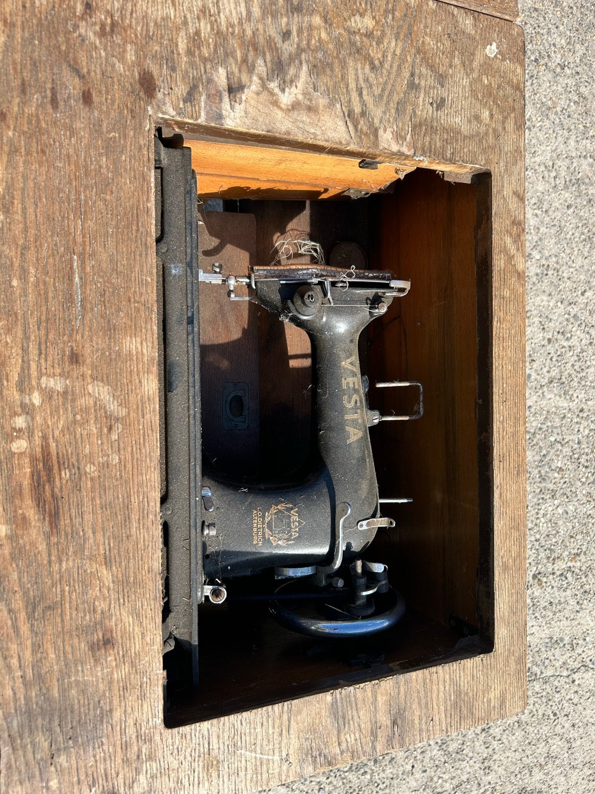 Antieke Vesta naaimachine met houten onderstel, Ophalen of Verzenden