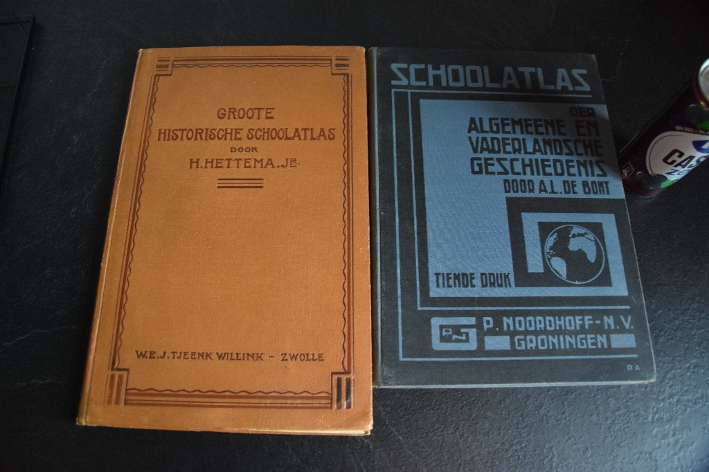 2 oude SCHOOL ATLASSEN 1927 en 1929, Gelezen, Overige atlassen, A.l. de bont, Ophalen of Verzenden