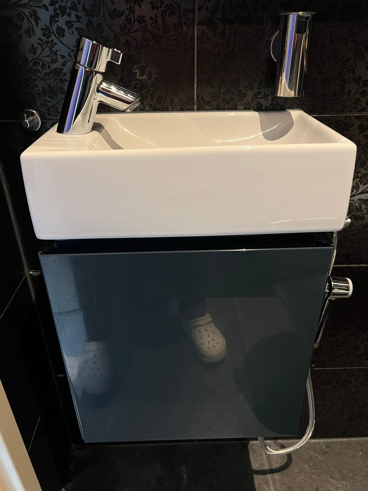 Hoogglans blauw grijs toiletmeubel met Hansgrohe kraan, Ophalen, Minder dan 50 cm, Zo goed als nieuw, Minder dan 100 cm
