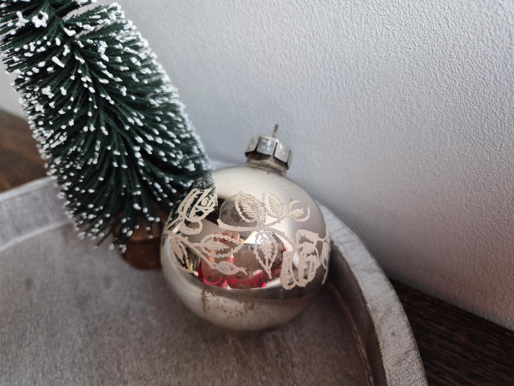 Vintage kerstbal zilver rozen en blaadjes 489, Diversen, *, Gebruikt, *, Ophalen of Verzenden