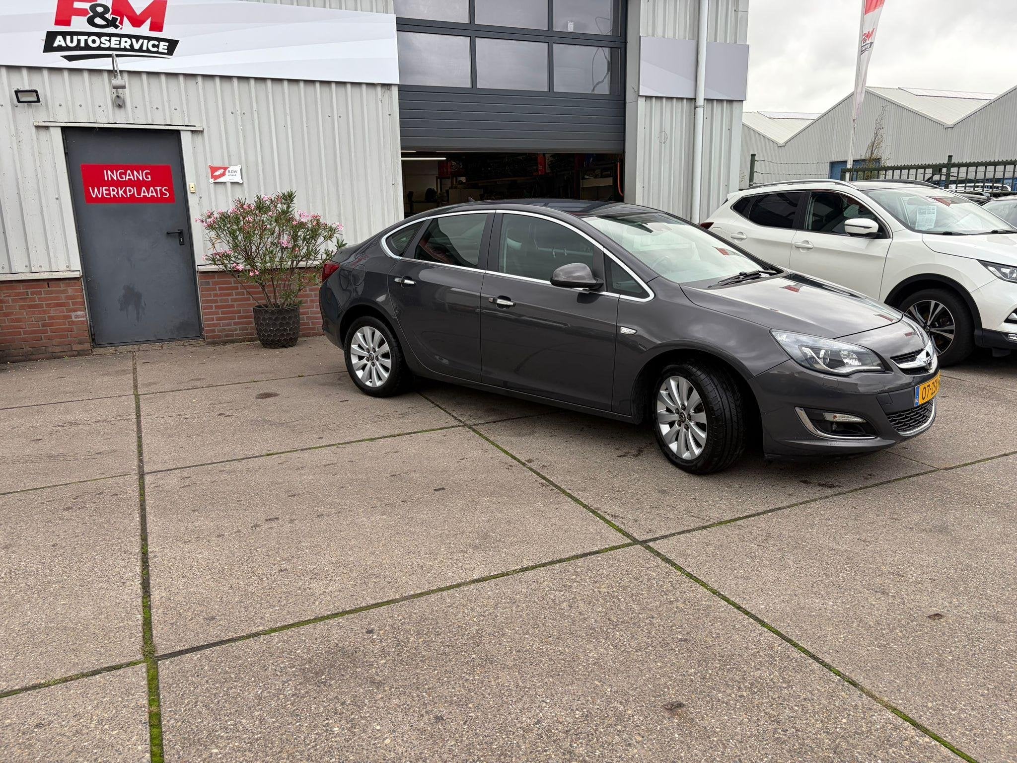 Opel Astra 1.6 Turbo Cosmo Automaat, clima, cruise, navi, pd, Auto's, Euro 5, Stof, Gebruikt, Zwart