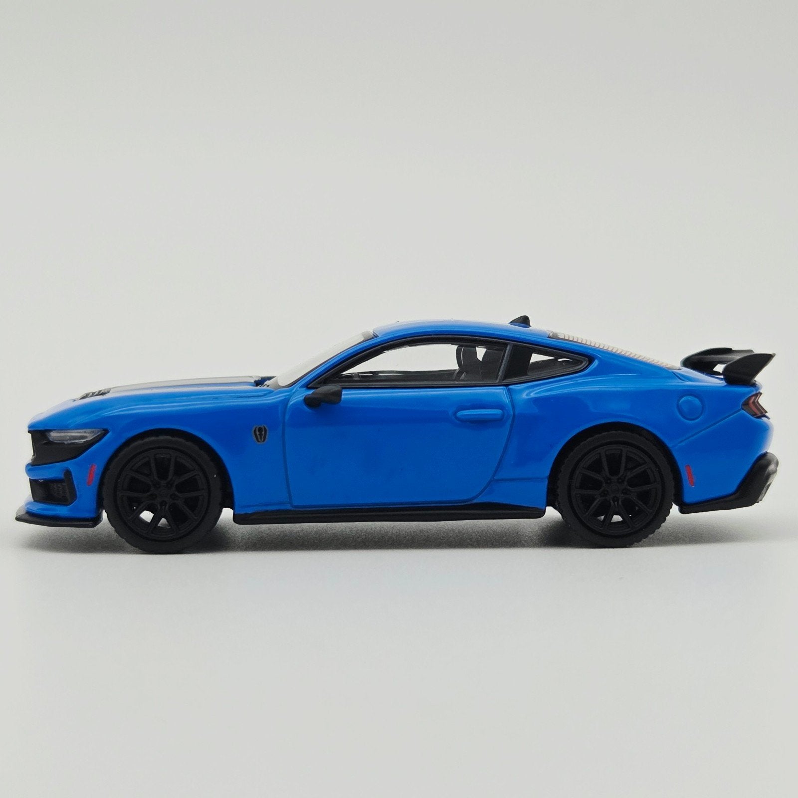 Mini Gt – 2024 Ford Mustang Dark Horse, grabber blue – Left, Mymodelcar@outlook.com, Auto, Ophalen of Verzenden, Mini gt