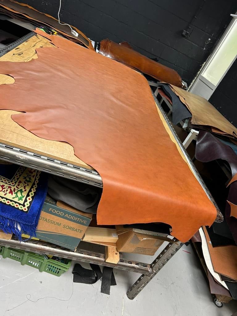 Cognac kleur halve huid 1.3 mm dikte iets stug en glad A-298, Hobby en Vrije tijd, Stoffen en Lappen, Bruin, Leer of Kunstleer