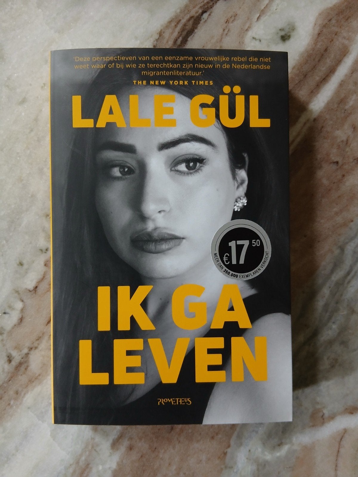 Lale Gül - Ik Ga Leven (Boek), Boeken, Ophalen of Verzenden, Zo goed als nieuw, Lale Gül, Nederland