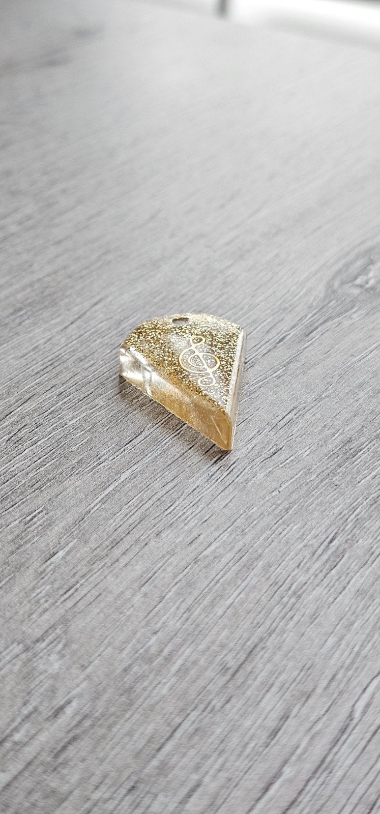 Epoxy hanger met gouden glitter en muzieksleutel, Sieraden, Tassen en Uiterlijk, Ophalen, Overige materialen, Overige voorstellingen