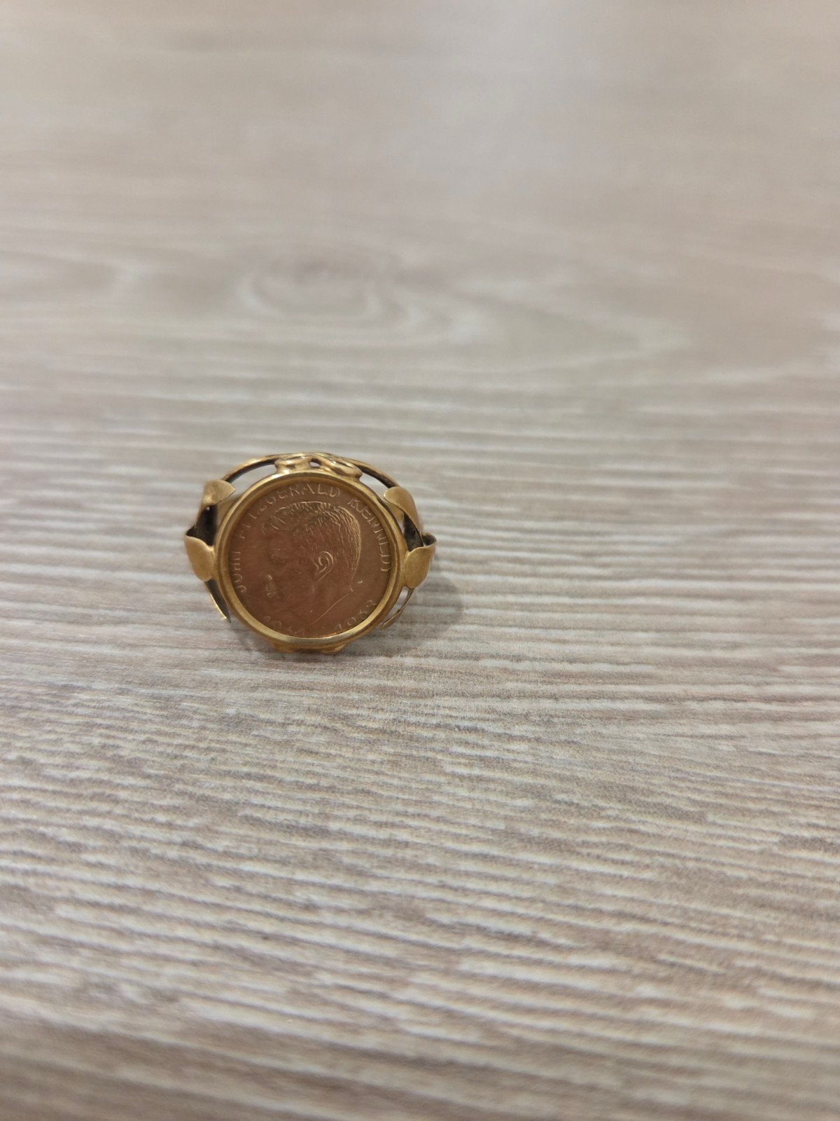 Gouden ring met muntinzet, Sieraden, Tassen en Uiterlijk, Ringen, Ophalen of Verzenden, Zo goed als nieuw, 17 tot 18, Dame