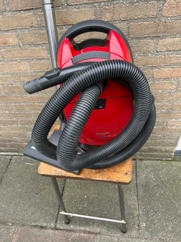 Miele Cat & Dog stofzuiger van max 2000 Watt, Stofzak, Gebruikt, Geschikt voor harde vloeren, Ophalen of Verzenden