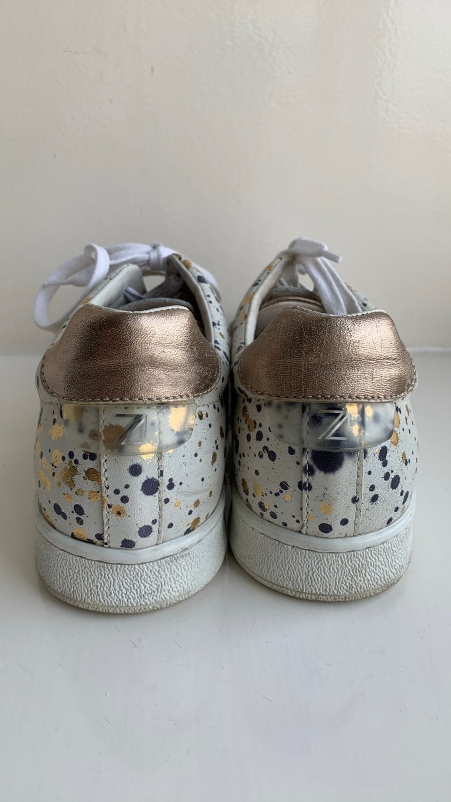 Witte sneakers met gouden en zwarte spetters, Kleding | Dames, Schoenen, Ophalen of Verzenden, Gedragen, Wit, Sneakers of Gympen