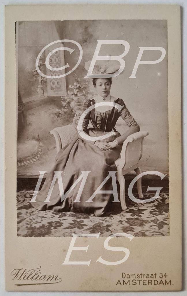 cdv jonge vrouw met hoed zittend Williams Amsterdam 1900's, Verzamelen, Foto's en Prenten, Verzenden, Voor 1940, Gebruikt, Foto