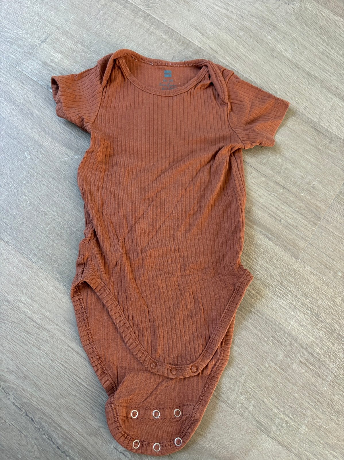Ribgebreide romper met korte mouwen maat 86-92, Ophalen of Verzenden, Zo goed als nieuw, Jongen of Meisje, Nacht- of Onderkleding