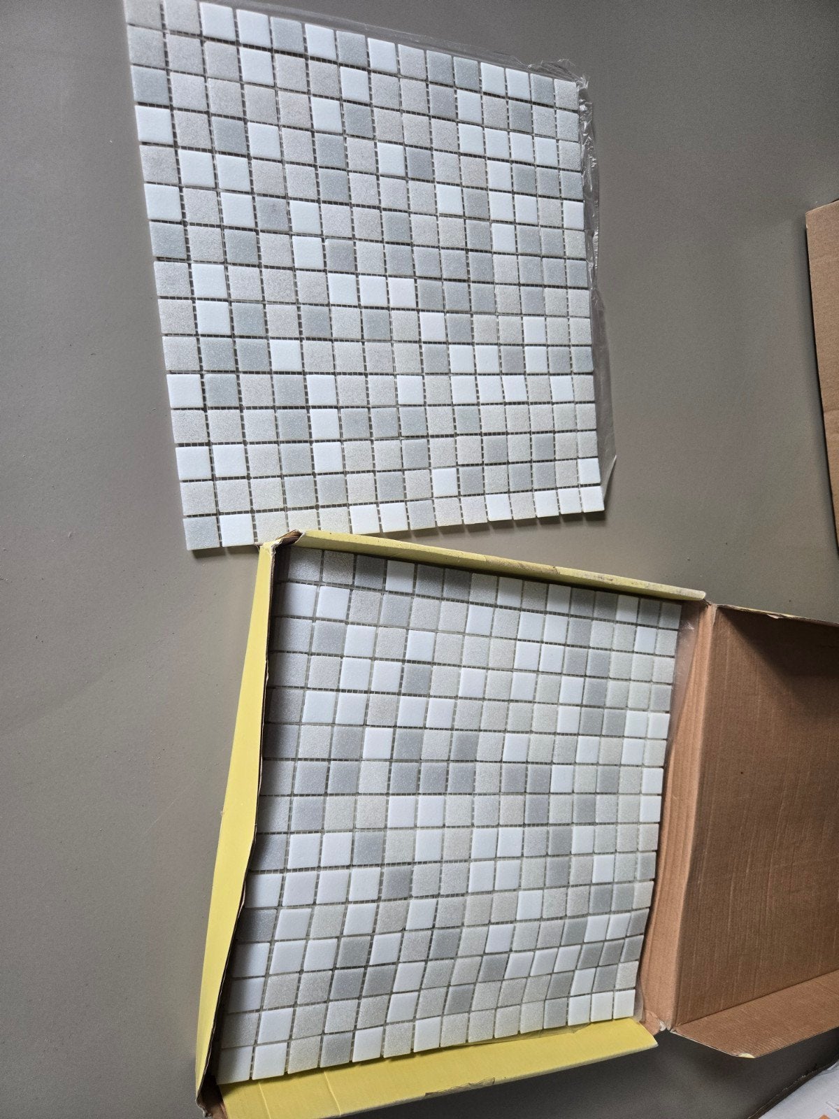 Mozaïektegels wit/grijs - Nieuw in doos, Ophalen, Nieuw, Minder dan 5 m², 20 tot 40 cm