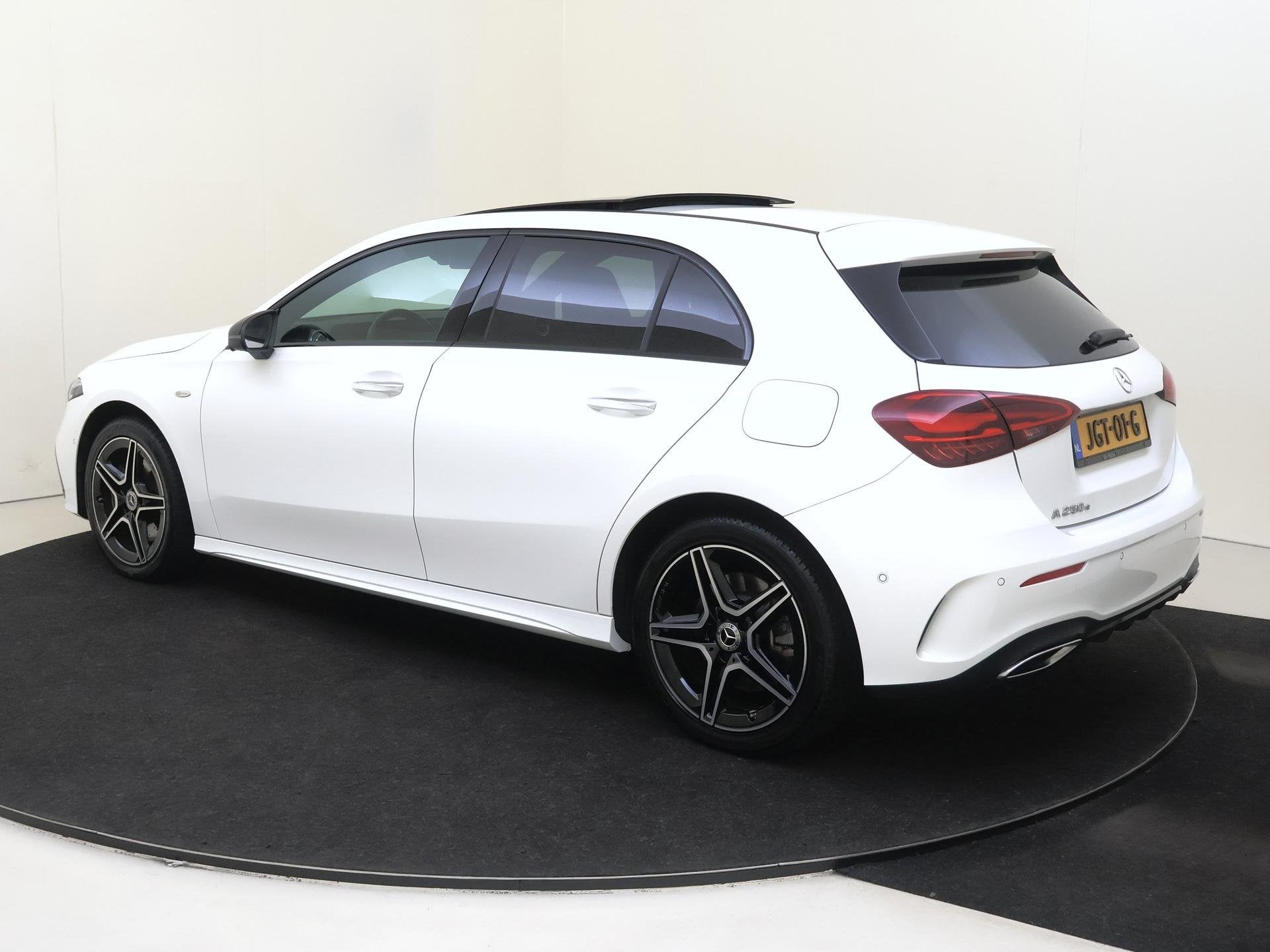 Mercedes-Benz A-klasse 250 e Business Solution AMG / Premium, Auto's, 4 cilinders, Wit, Bedrijf, Hybride Elektrisch/Benzine