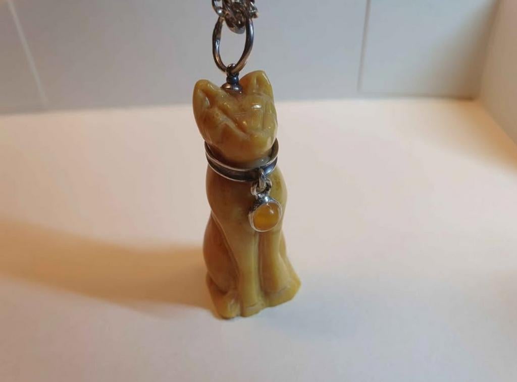 Zilveren hanger met handgesneden barnsteen kat, Ophalen of Verzenden, Zilver, Zilver