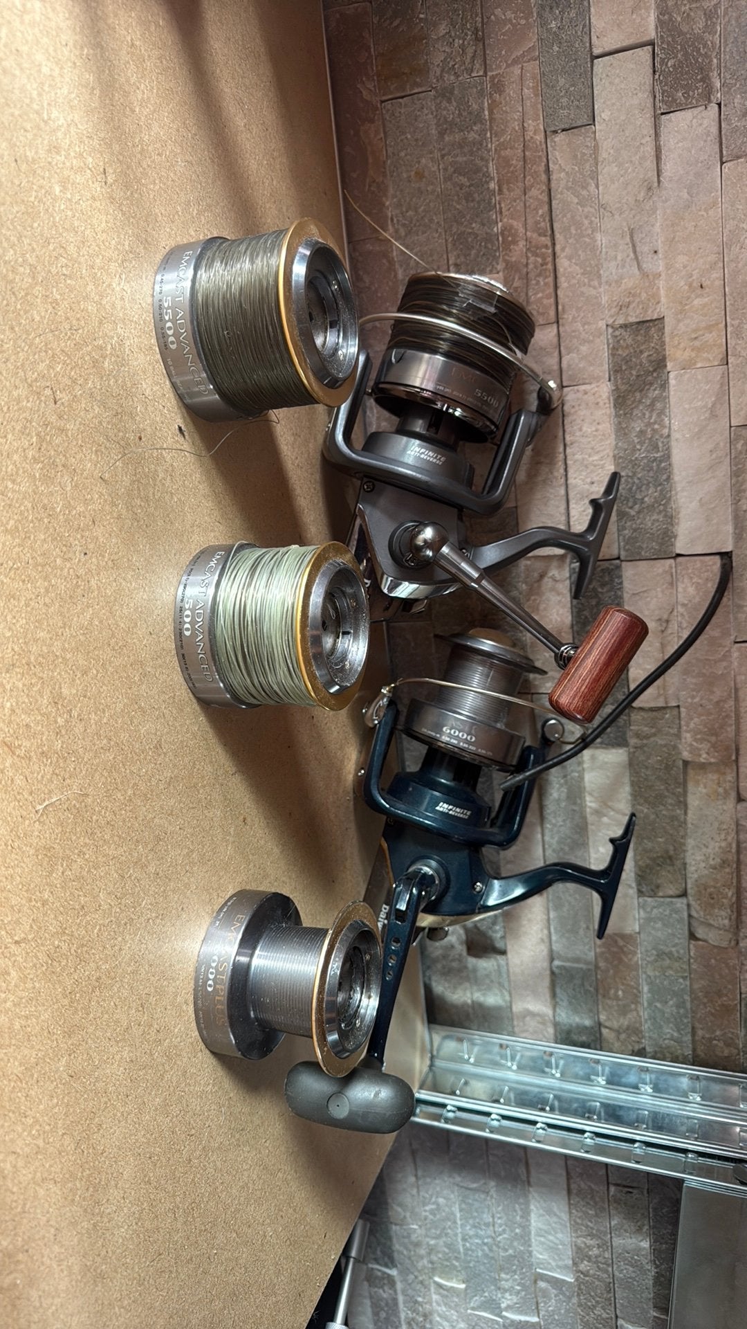 2 Daiwa Molens Emcast 5500 en 6000 inc reserve spoelen, Ophalen of Verzenden, Gebruikt, Molen