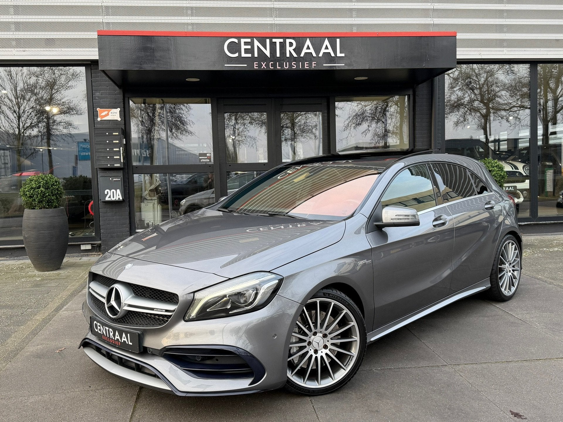 Mercedes-Benz A-klasse 45 AMG 4MATIC Pano|Armytrix|Camera|Le, Automaat, Dealer onderhouden, 4 cilinders, 14 km/l