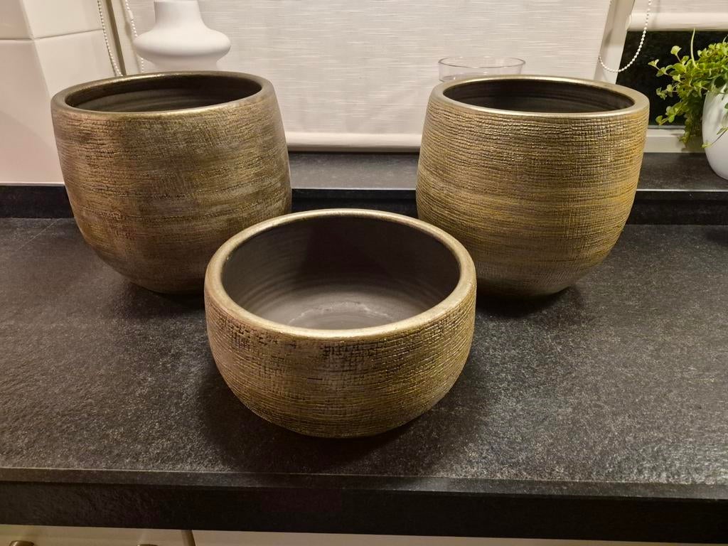 Te Koop: Set grote goudkleurige bloempotten., Tuin en Terras, Ophalen, Rond, Zo goed als nieuw, Minder dan 25 cm