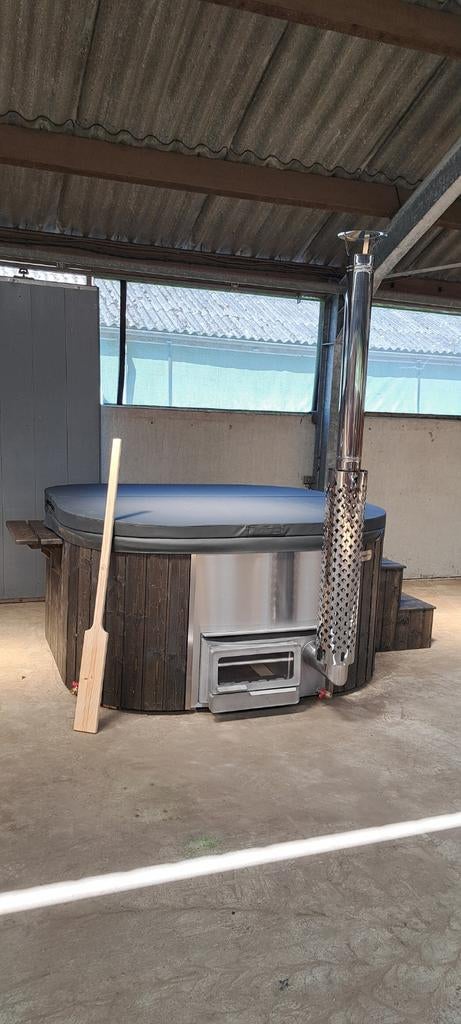 Vierkante hot tub, houtkachel, isolatiecover, bar en trap, Ophalen, Trap, Nieuw, Wellnessandgarden