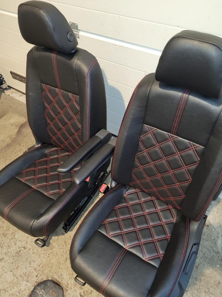 Nieuwe model VW caddy stoelen 2xarmsteunen zwart leder rood, Ophalen, Nieuw, Volkswagen