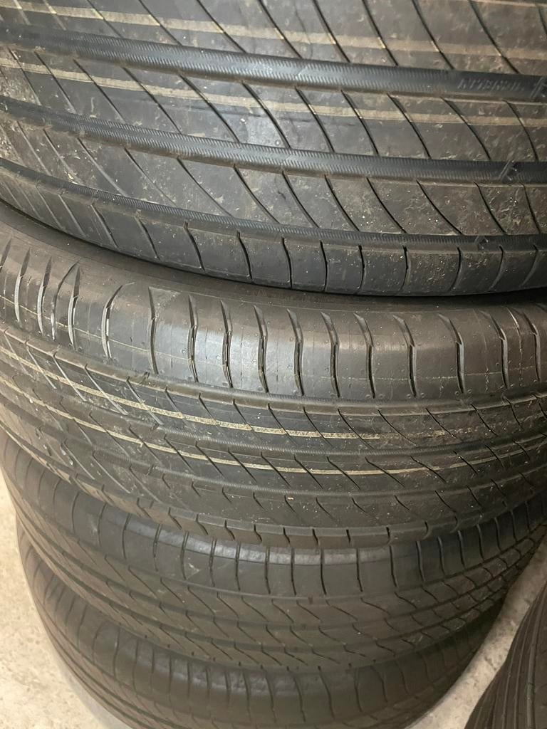 “205 60 16 Michelin. Demo.Puntjes zitten er nog op”, Ophalen, Gebruikt, 16 inch, 205 mm