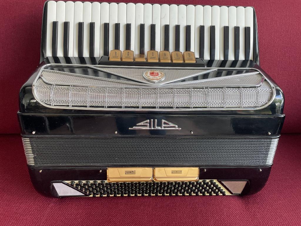 Mooie  italiaanse  SILA accordeon(Rossini) .4korig . 120 bas, Muziek en Instrumenten, Accordeons, Overige merken, Gebruikt, Met koffer