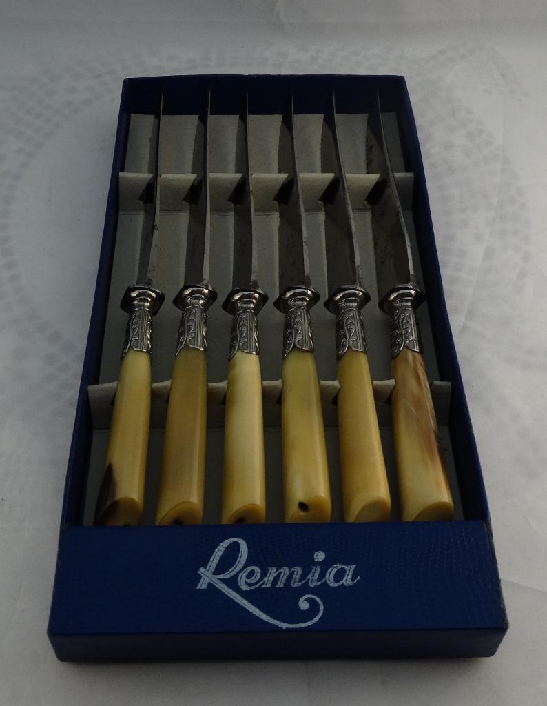 Antieke Remia reclame doos met messen, Ophalen of Verzenden, Gebruikt, Gebruiksvoorwerp