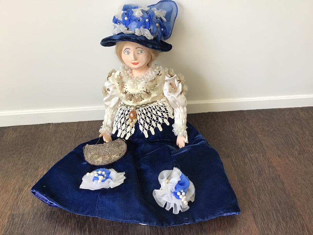 Karakterpop - papier maché - blond haar - blauw gekleed, Verzamelen, Poppen, Ophalen of Verzenden, Zo goed als nieuw, Pop