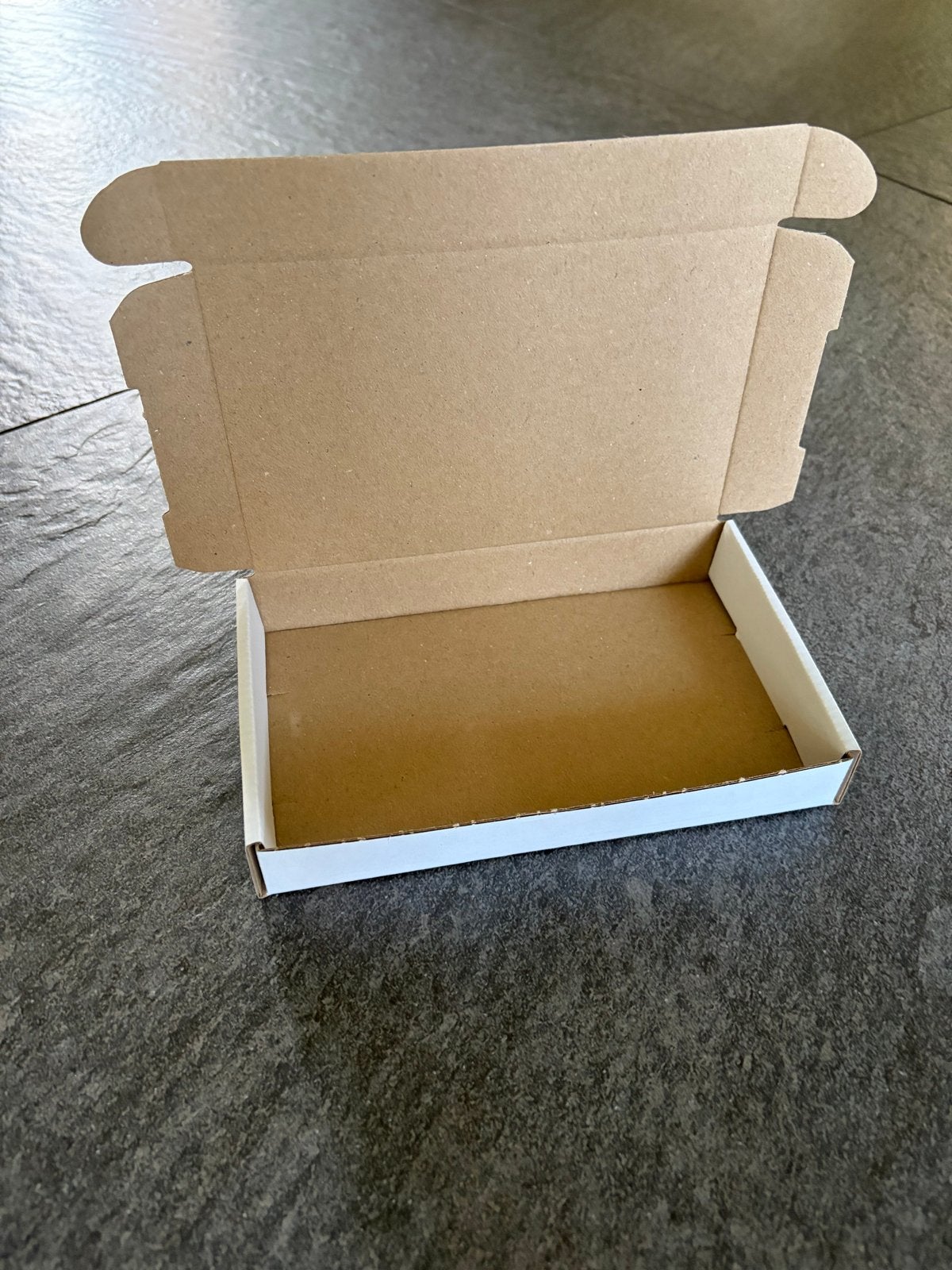 65x Brievenbusdoos A6 Bovenklep Wit (180 x 115 x 28), Doe-het-zelf en Verbouw, Kratten en Dozen, Doos, Opvouwbaar, Minder dan 50 cm