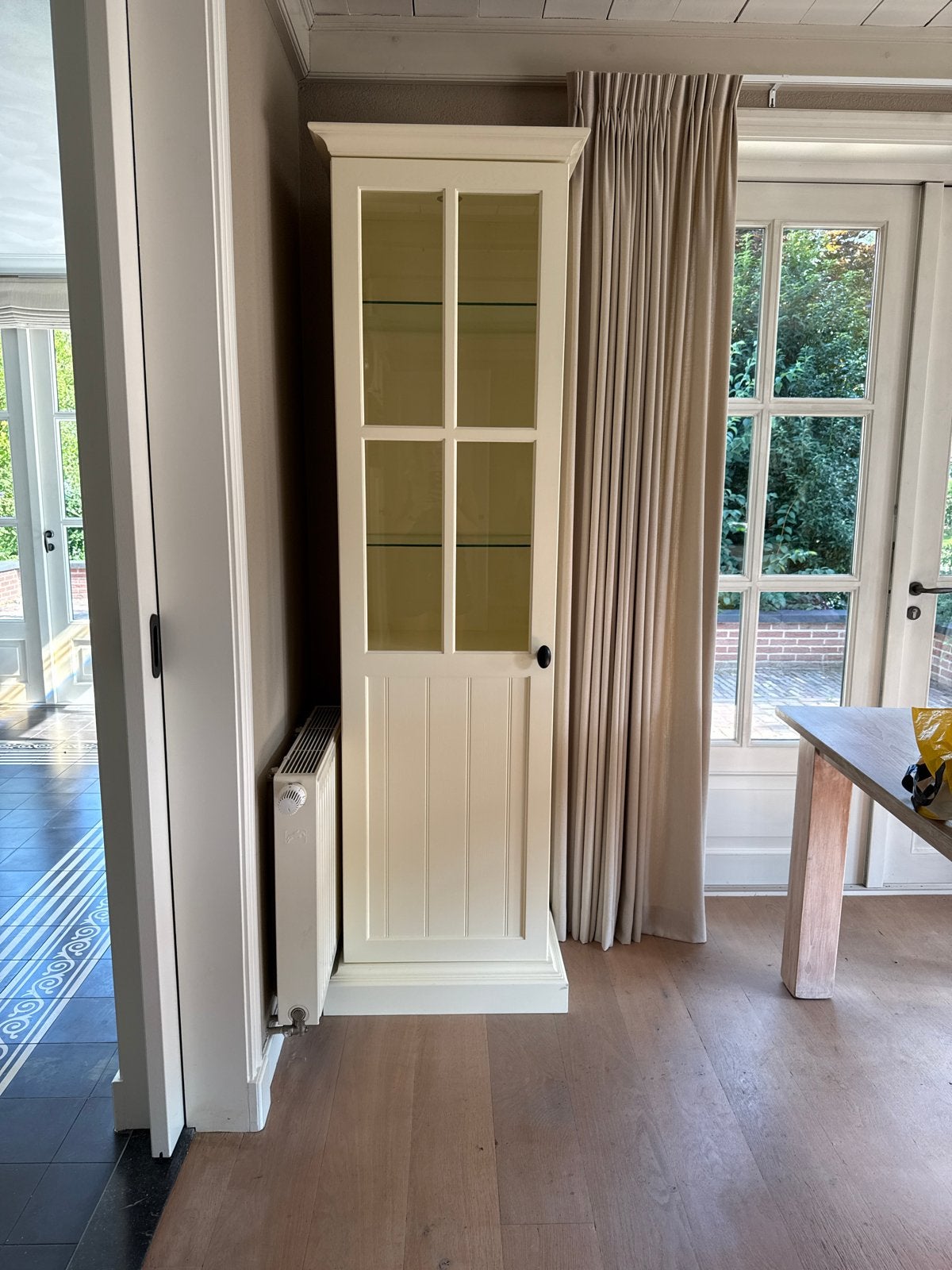 Slanke vitrinekast met glazen planken en dimbare verlichting, Ophalen, Gebruikt, 200 cm of meer, 50 tot 100 cm