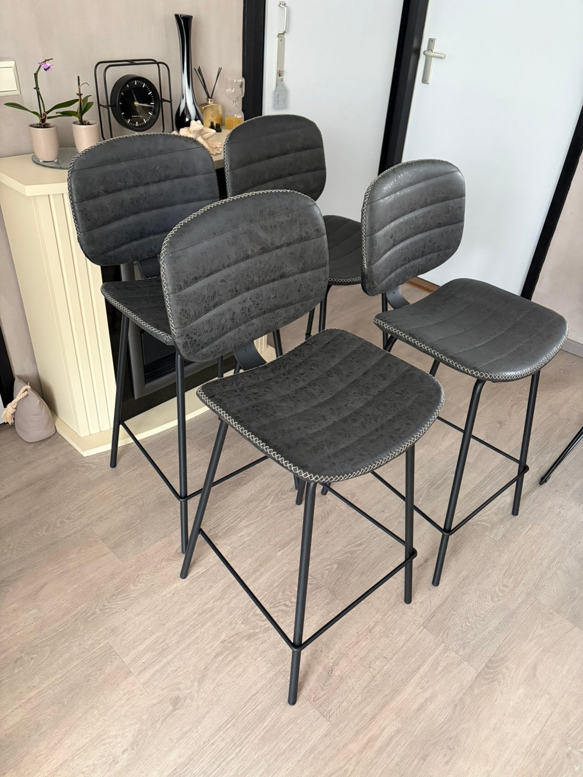 4 X grijze industriele barstoelen met stoere stiksel, 2 krukken, Ophalen, Zo goed als nieuw, 60 tot 90 cm