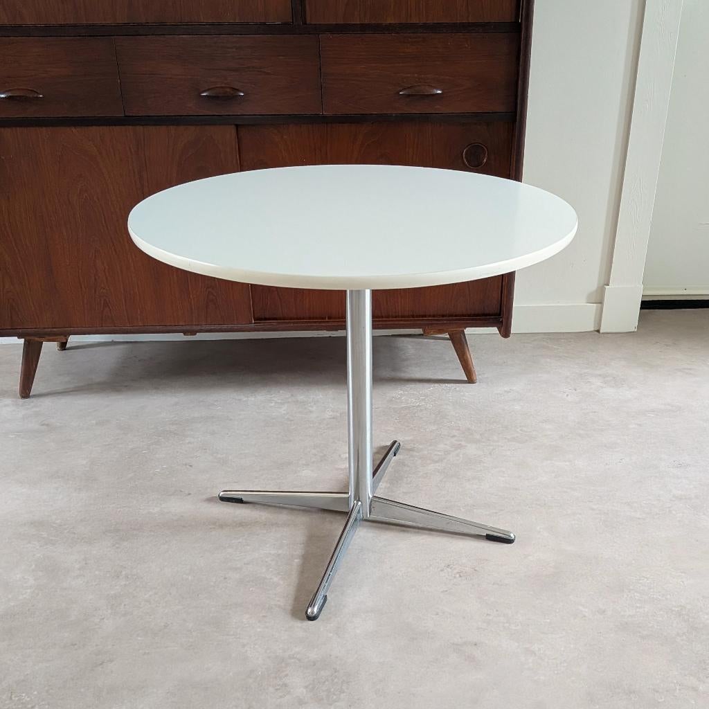 Vintage tafel bijzettafel. Wit formica + chroom Pastoe stijl, Ophalen, Gebruikt, Rond, 55 tot 75 cm