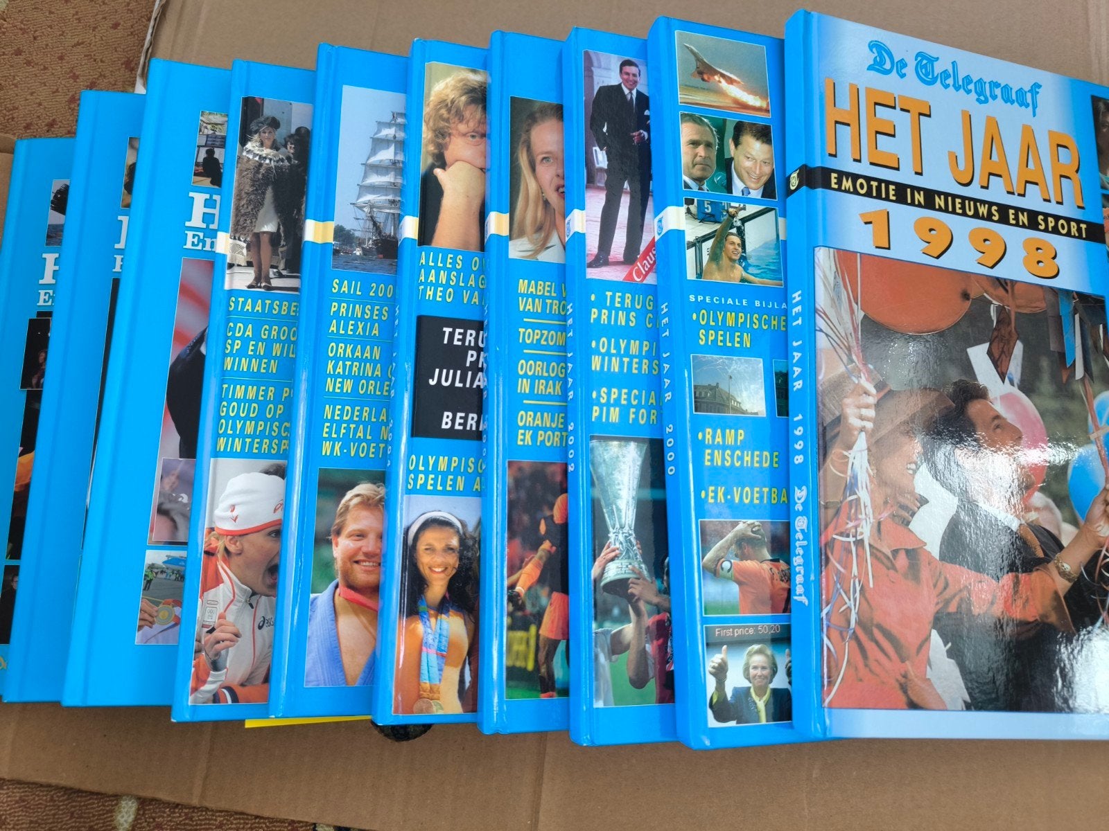 De Telegraaf Het Jaar boeken - diverse jaargangen, Boeken, Ophalen, Zo goed als nieuw, Krant