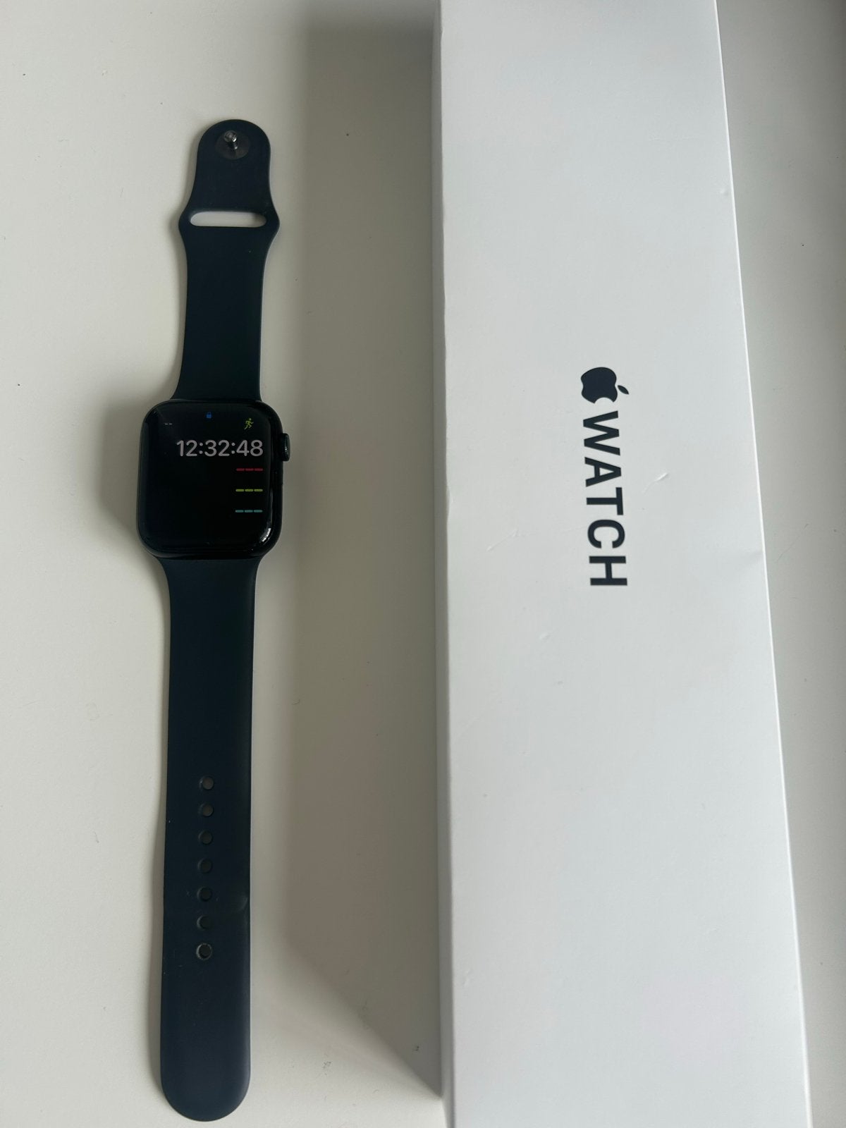 Foto 2 van Apple Watch SE (2nd Gen) 44mm Midnight Aluminium