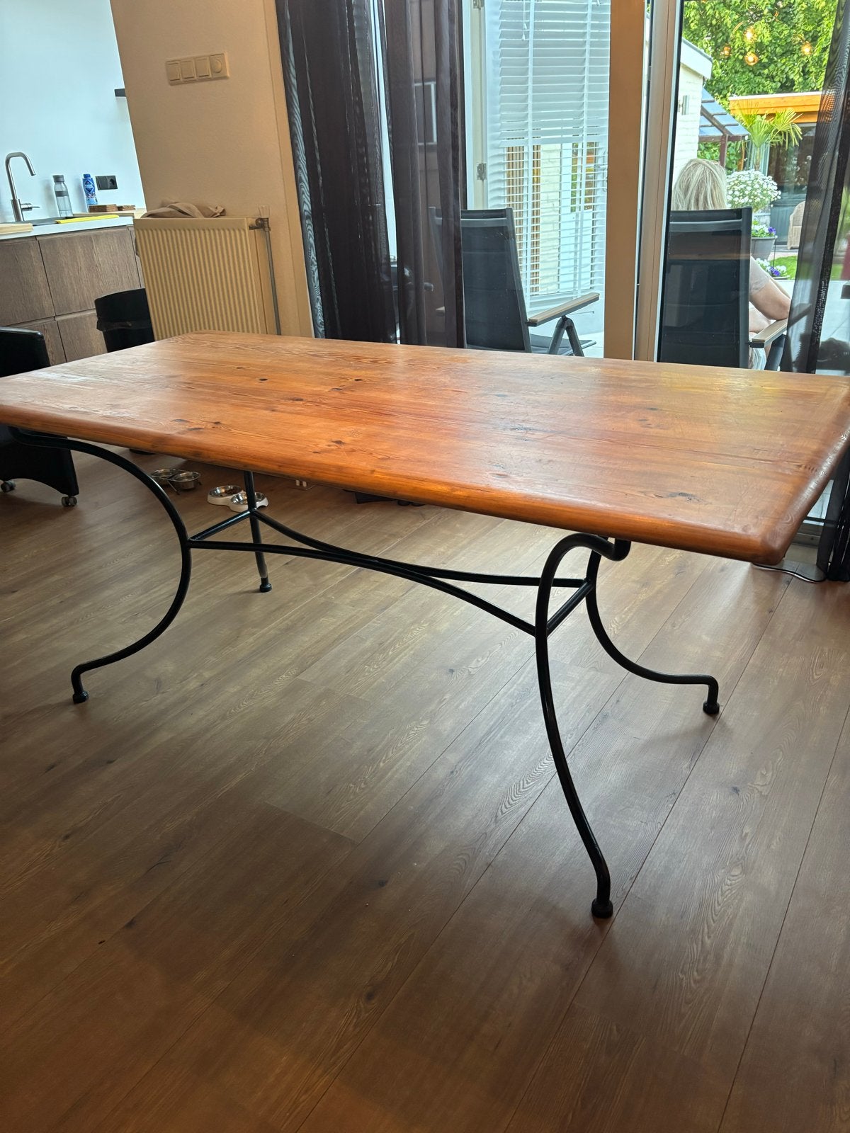 Robuuste grenen eettafel met metalen onderstel, Huis en Inrichting, Tafels | Eettafels, Gebruikt, De tafel afmeting is 86 cm breedte lengte is 180 cm