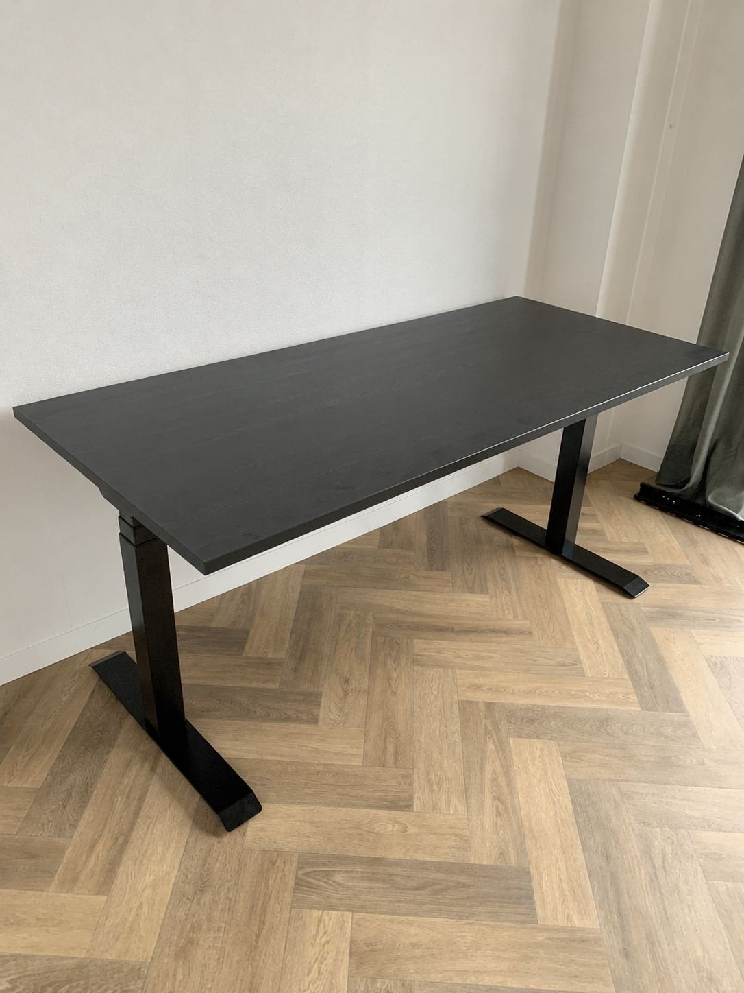 Zit-sta bureau elektrisch verstelbaar 180x80 cm zwart eiken, Huis en Inrichting, Bureaus, Ophalen, In hoogte verstelbaar, Zo goed als nieuw