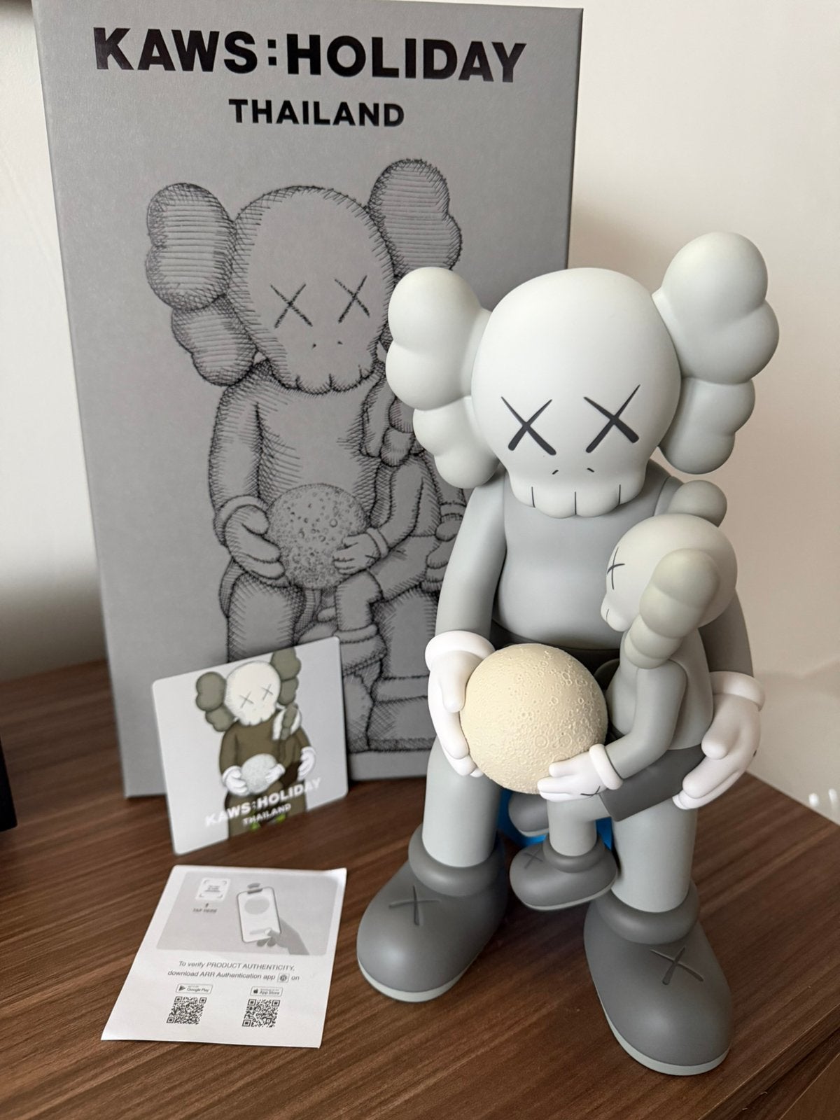 KAWS:HOLIDAY Thailand grijs, Antiek en Kunst, 28 cm, Meerkleurig, Ophalen of Verzenden, Pop/figuur