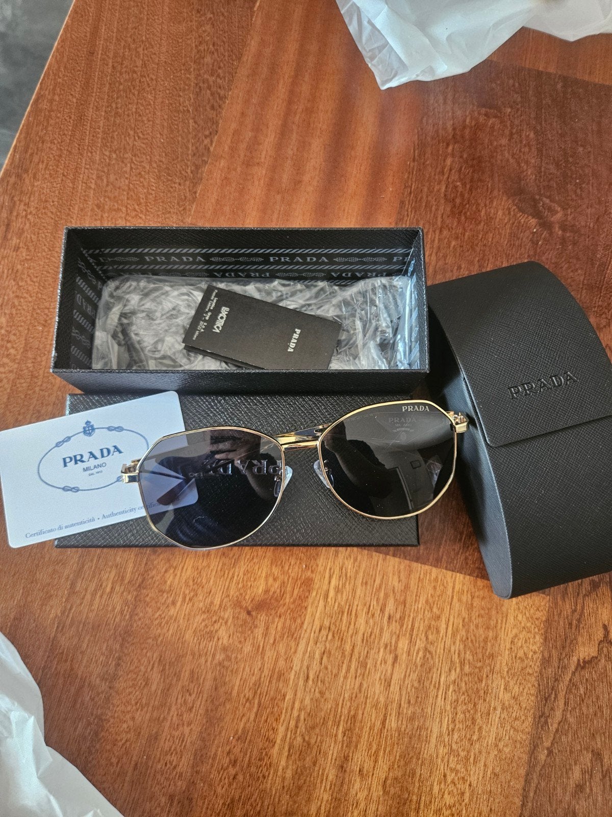 Prada zonnebril - Goudkleurig met zwart glas, Ophalen of Verzenden