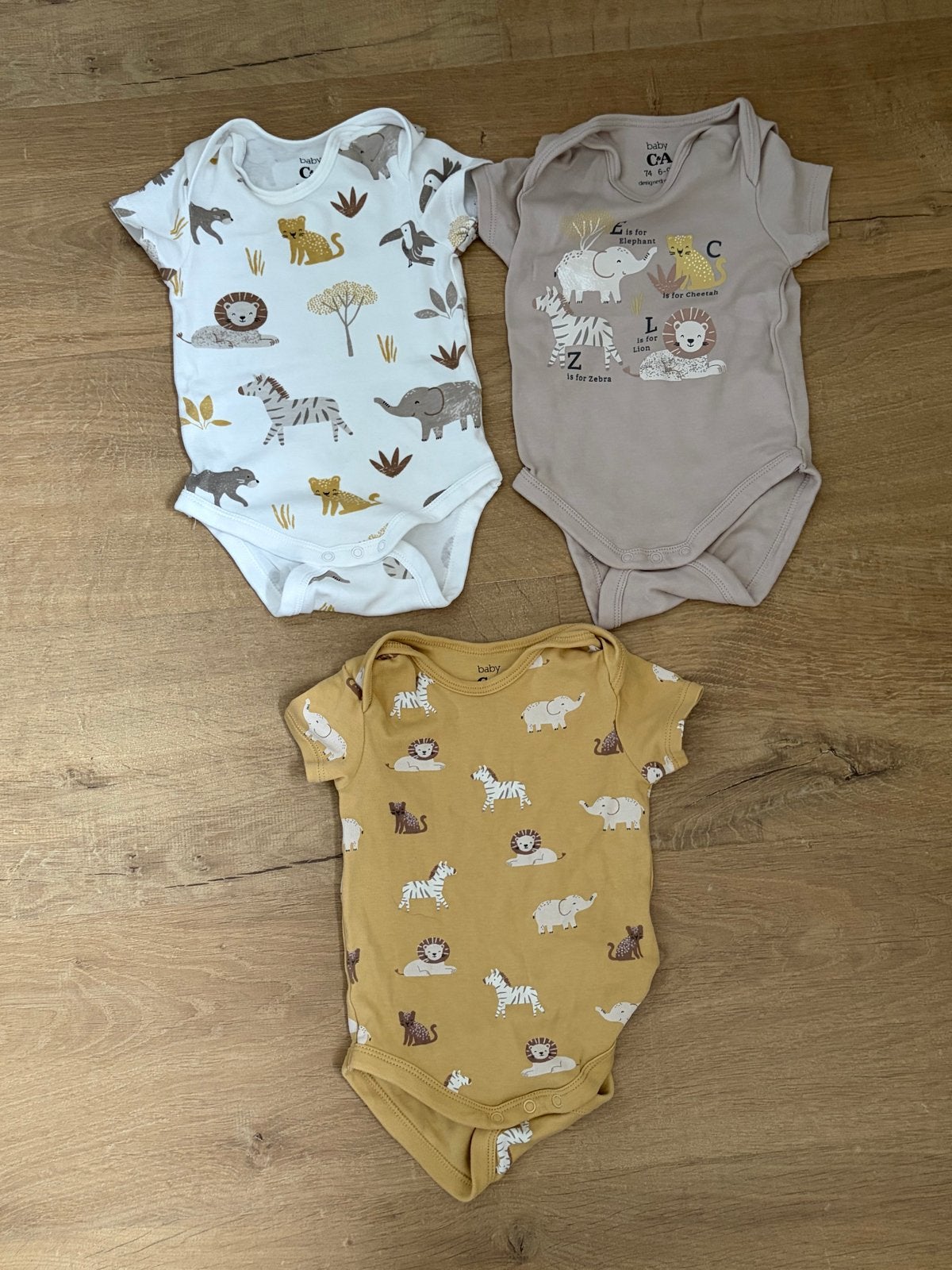 3-pack C&A Baby Rompers Maat 74 (6-9M) met Dierenprint, Ophalen of Verzenden, Zo goed als nieuw, Jongetje of Meisje