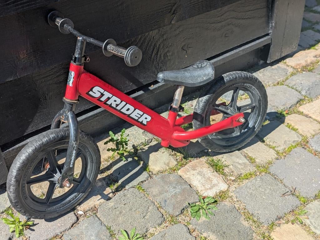 Strider 12 inch loopfiets / balansfiets – rood, Fietsen en Brommers, Brommers | Tomos, Gebruikt, Overige modellen, Ophalen