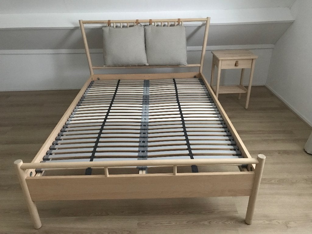 BJÖRKSNÄS Bedframe + nachtkastje, Ophalen, Tweepersoons, Scandinavisch, 140 cm